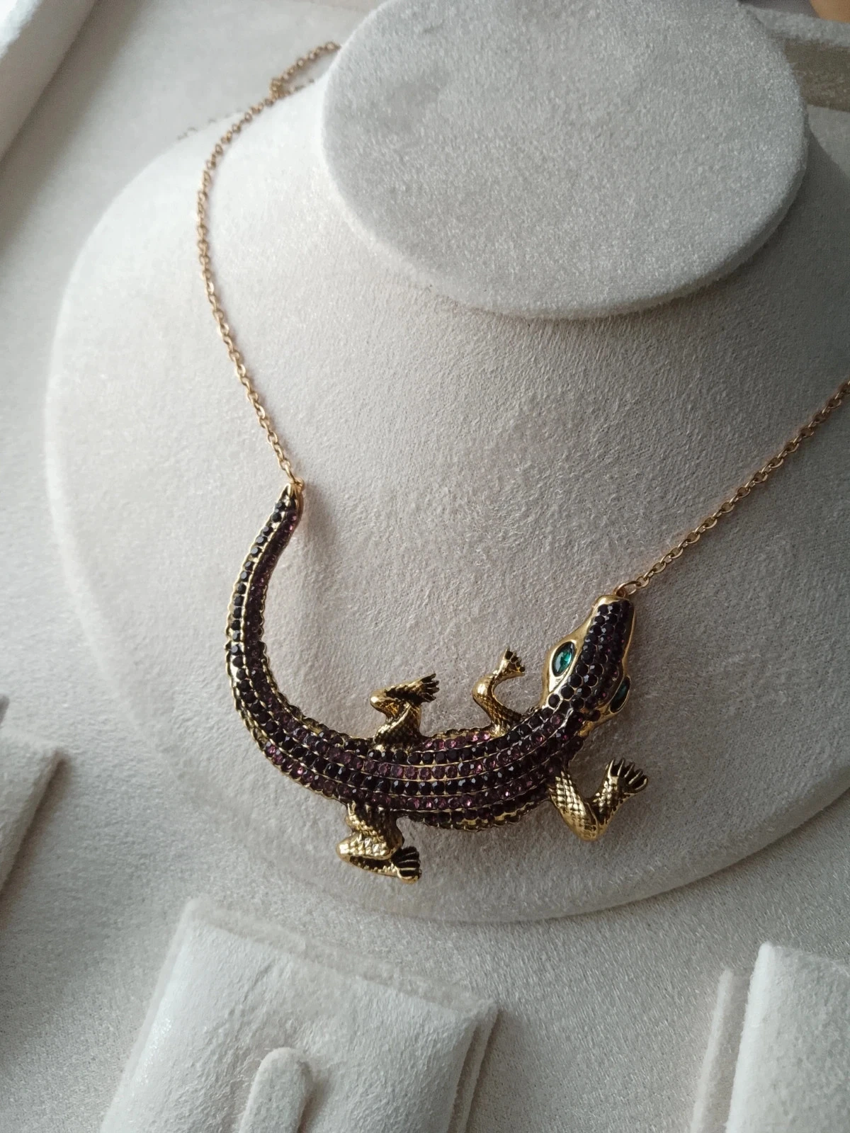 Collier bohème crocodile doré aux yeux verts